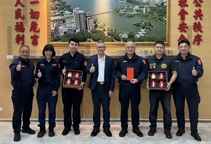 趙瑞華(中)親自前往左營分局頒發慰勉金及破案茶。&nbsp;&nbsp;&nbsp;圖：高雄市警察局/提供