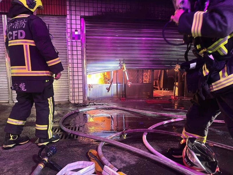 台中市東勢區一處3樓透天民宅10日凌晨發生火災，消防人員獲報到場布水線搶救，火勢快速獲得控制。（民眾提供）中央社記者趙麗妍傳真　115年2月10日&nbsp;&nbsp;&nbsp;