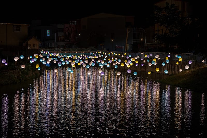 2026台南鹽水月津燈節以「雲端光景」為主題，把鹽水河港夜色變成光藝術展場，主打科技媒材與地方記憶交織的沉浸式作品路線。&nbsp;&nbsp;&nbsp;圖：取自月津港燈節