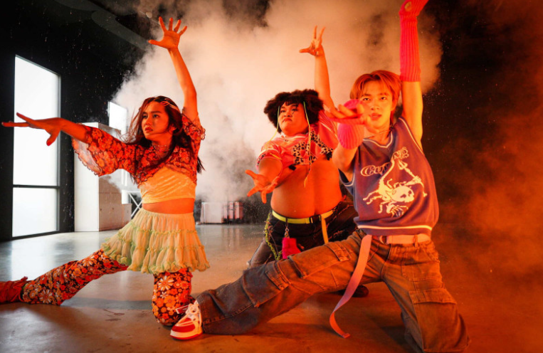 《泰殺歌后戰》是一部聚焦泰國娛樂圈的喜劇電影，故事圍繞過氣天后布萊芬，為了重返舞台，與 Z 世代偶像團體展開一場荒唐又誇張的流量對決。&nbsp;&nbsp;&nbsp;圖：翻攝自威秀