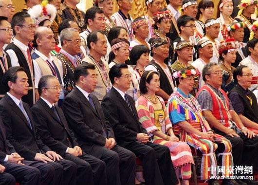  坐在前中國國家主席旁邊就是立委高金素梅。 圖：翻攝中國台灣網 