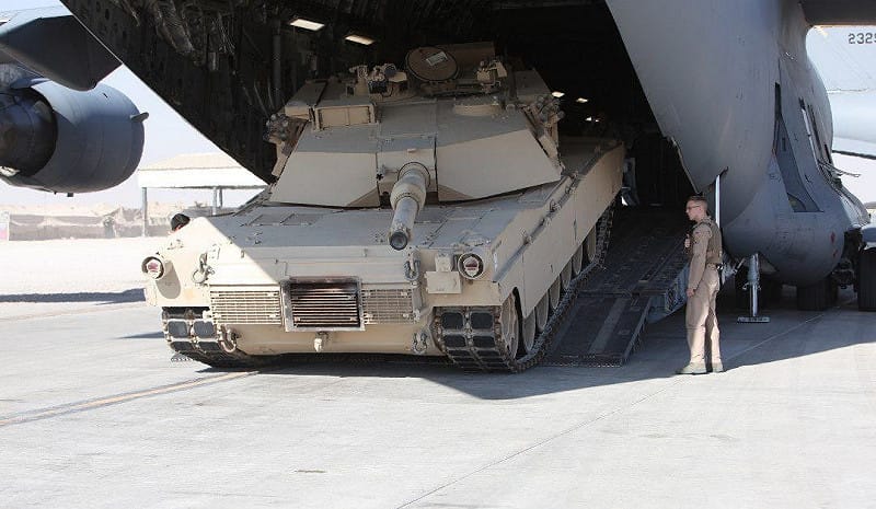 美軍正透過貨運飛機將坦克由挪威運往約旦。而美軍目前仍在調動更多兵力與軍事資源前往中東。&nbsp;&nbsp;&nbsp;圖：翻攝自  X  Liuping Xu