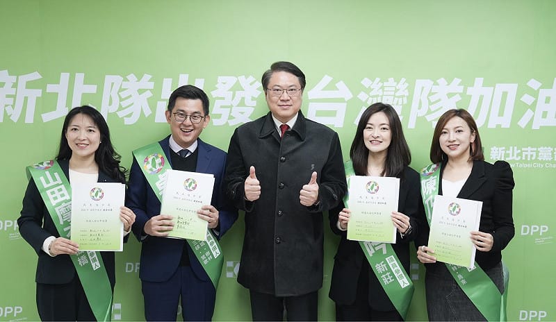  林右昌（中）陪同新北市議員陳乃瑜（右一）、山田摩衣（左一）、卓冠廷（左二），以及議員候選人陳岱吟（右二）至民進黨新北市黨部登記。 圖：陳乃瑜辦公室提供 