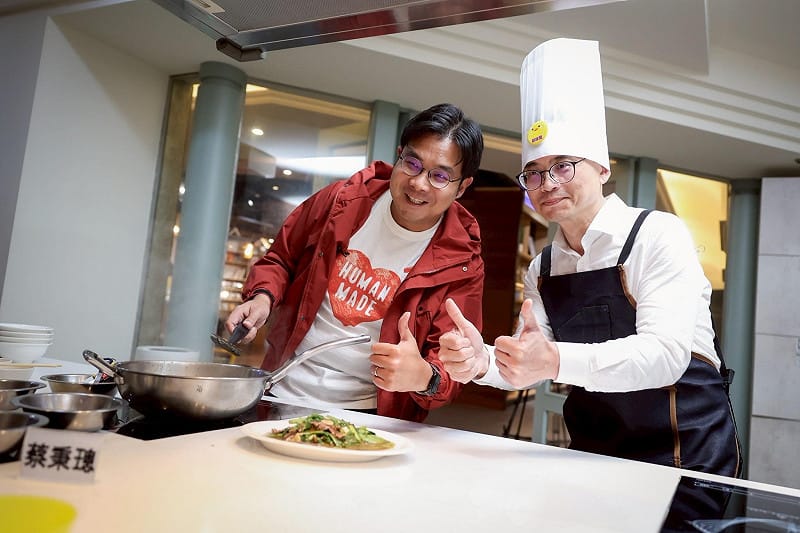 蔡秉璁(左)分享岡山的「沙茶羊肉」。&nbsp;&nbsp;&nbsp;圖：賴瑞隆辦公室/提供