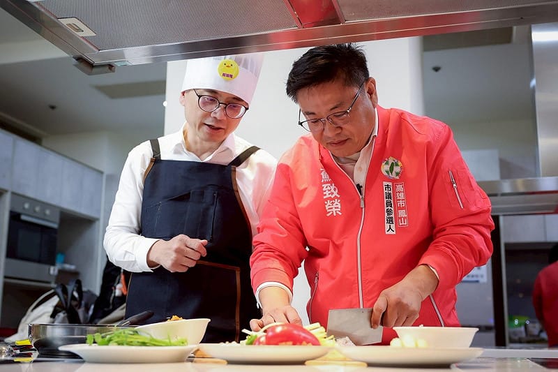 曾開過餐廳的蘇致榮(右)端出「生菜蝦鬆」，生菜象徵「生財」，蝦鬆上桌就是團結包財。&nbsp;&nbsp;&nbsp;圖：賴瑞隆辦公室/提供