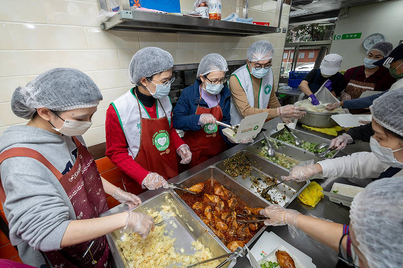 蕭美琴與蘇巧慧合力打菜。 圖:總統府提供 蕭美琴與蘇巧慧合力打菜。 圖:總統府提供