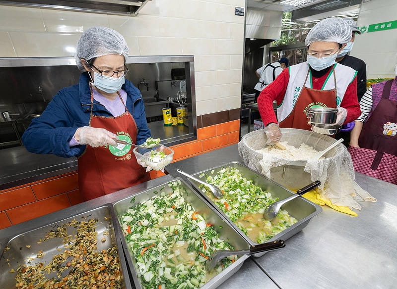 蕭美琴與蘇巧慧合力打菜。&nbsp;&nbsp;&nbsp;圖：總統府提供