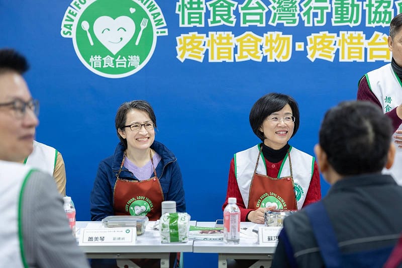 蕭美琴、蘇巧慧與民眾一起享用惜食便當。 圖:總統府提供 蕭美琴、蘇巧慧與民眾一起享用惜食便當。 圖:總統府提供