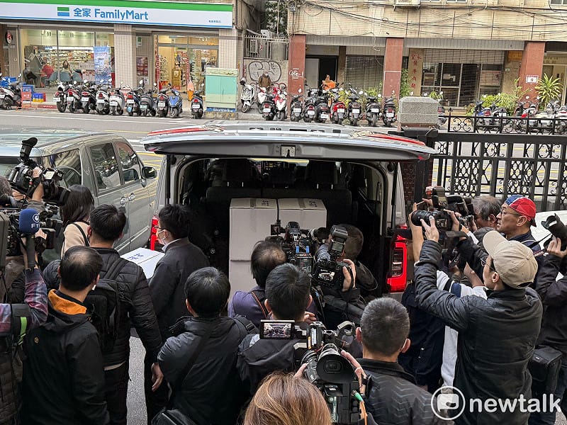 檢調從無黨籍立委高金素梅辦公室搜出7箱扣押箱資料、2個手提行李箱及1台電腦主機離開。&nbsp;&nbsp;&nbsp;圖：周煊惠／攝