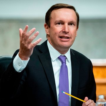 民主黨參議員墨菲川普發表批評，質疑他涉及艾普斯坦相關案件，強調川普的名字在相關文件內出現 3.8 萬次。&nbsp;&nbsp;&nbsp;圖：翻攝自 @Coinvo X 帳號