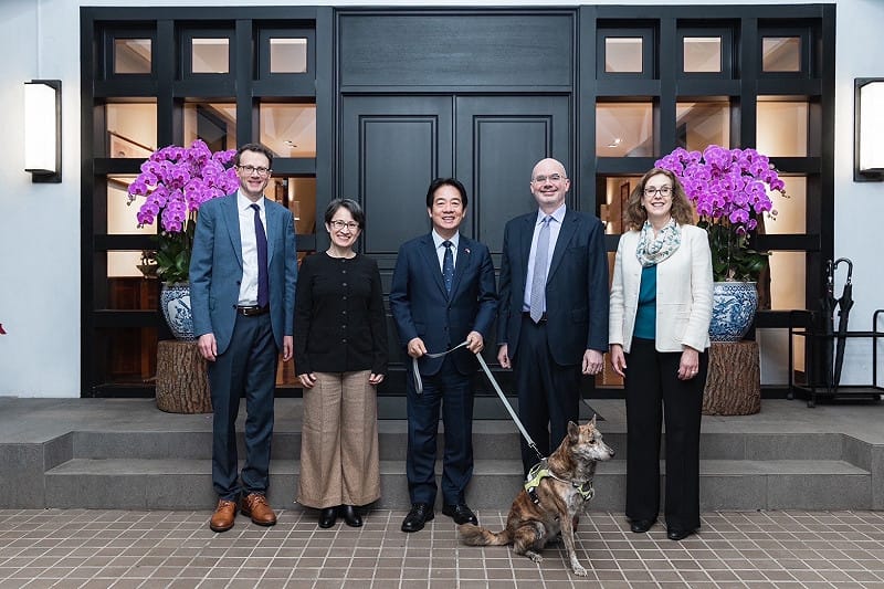 賴清德、谷立言、蕭美琴、AIT副處長梁凱雯（右一）、AIT政治組組長羅峻平（左一），以及賴清德的愛犬斑斑一同合照。&nbsp;&nbsp;&nbsp;圖：翻攝自AIT臉書