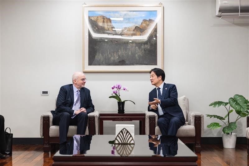  賴清德與谷立言深入討論美台在經貿、創新及安全領域的合作。 圖：翻攝自AIT臉書 