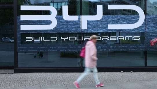 一名婦人走過比亞迪電動車的看板。&nbsp;&nbsp;&nbsp;圖 : 翻攝自IT之家