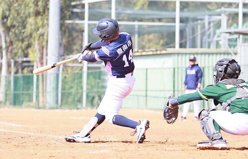 114學年度高中棒球聯賽（木棒組）第3階段10日開打，台南海事野手鄭宇致（左）單場敲出3支安打，未來想挑戰中華職棒選秀。（學生棒球運動聯盟提供）中央社記者蘇志畬傳真　115年2月10日&nbsp;&nbsp;&nbsp;