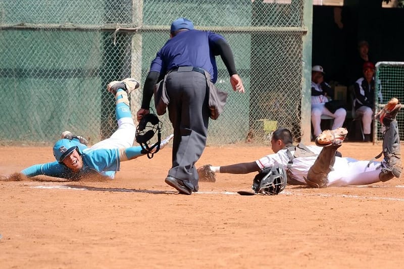 114學年度高中木棒聯賽穀保家商10日在第3階段賽事與陽明高中交手，3局上，穀保張乙安（左）滑回本壘時閃過捕手觸殺，成功跑出場內滿貫全壘打。（學生棒球運動聯盟提供）中央社記者蘇志畬傳真　115年2月10日&nbsp;&nbsp;&nbsp;