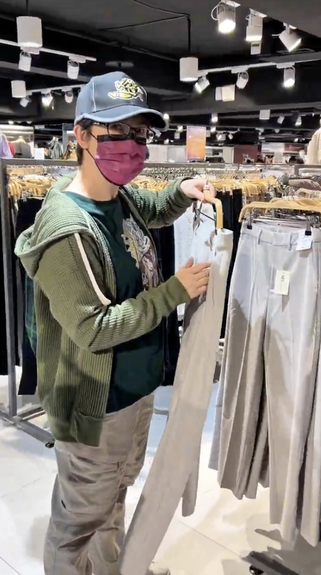  蕭美琴挑選褲子中 圖：總統府提供 