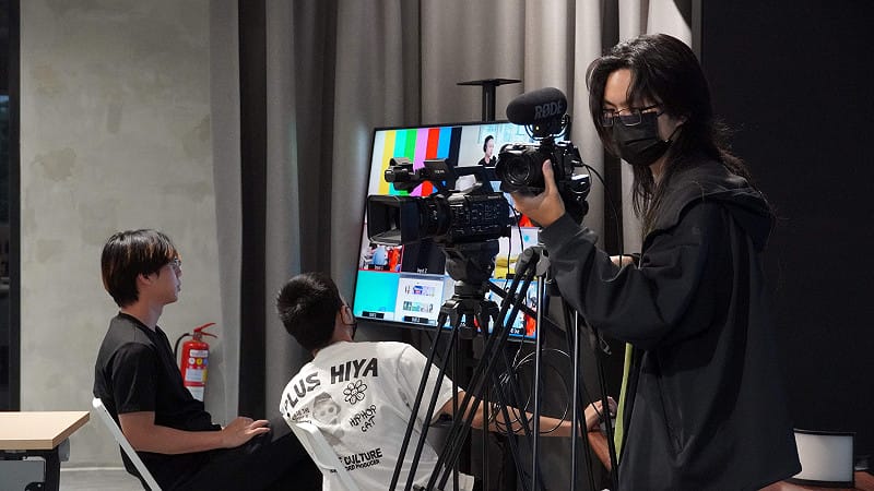 K-TV新媒體人才培育課程強調實作導向，學員在專業導師引導下進行設備操作。&nbsp;&nbsp;&nbsp;圖：高雄市青年局／提供