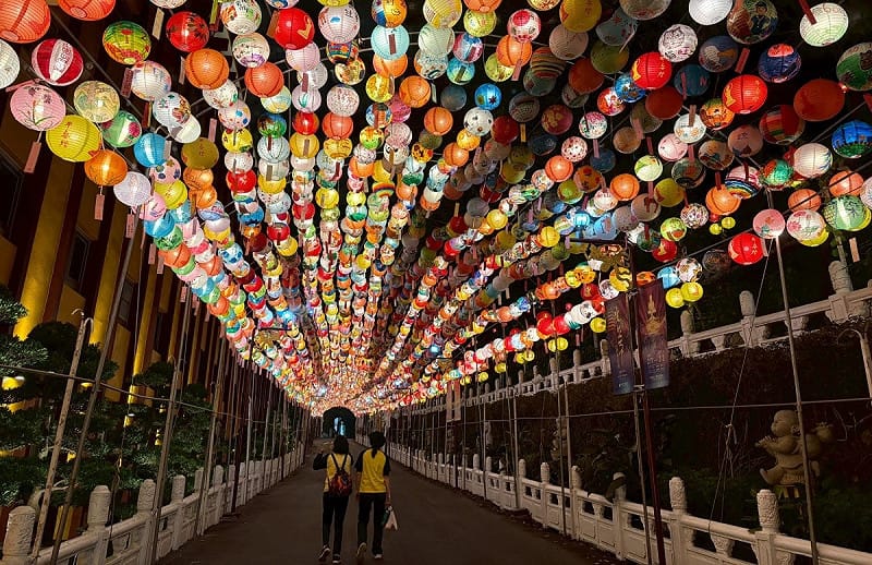 佛光山菩提路上「2026年春節平安燈法會」，有來自全球彩繪燈籠3300顆。&nbsp;&nbsp;&nbsp;圖：佛光山/提供