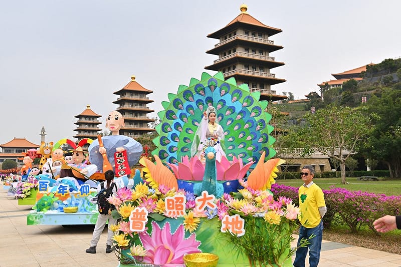 佛光山育幼院青年及院童合力創意12台花車，將展演並與大眾結緣。&nbsp;&nbsp;&nbsp;圖：佛光山/提供
