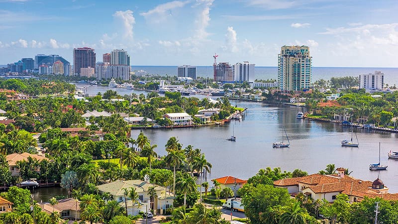背景因素與近年房價飆升密切相關。疫情期間，美國房貸利率降至歷史低點，推動購屋需求激增。房價同步大幅上揚，也帶動房產稅基礎估值走高。 圖 : 翻攝自X帳號@FedSlayer