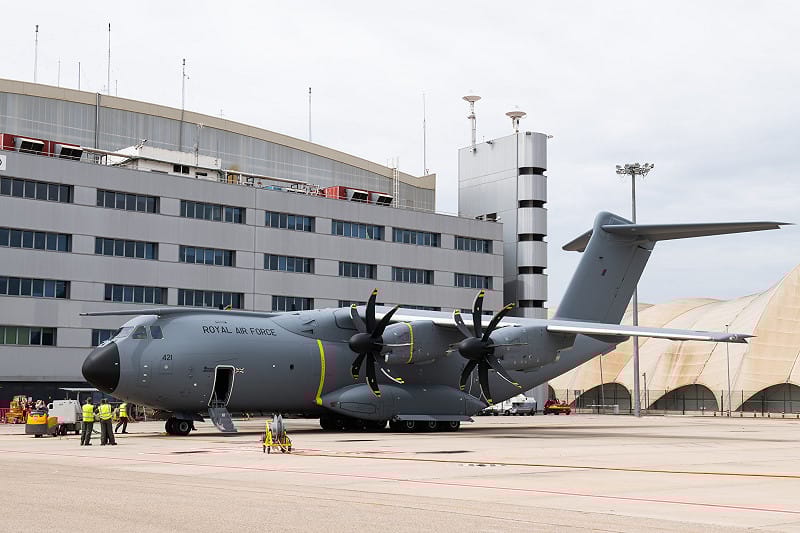 皇家空軍也對現有大型運輸機 A400M 的數量與適應性提出質疑，認為大規模傘降訓練「不切實際且成本高昂」。 圖:翻攝自X帳號@AirbusDefence