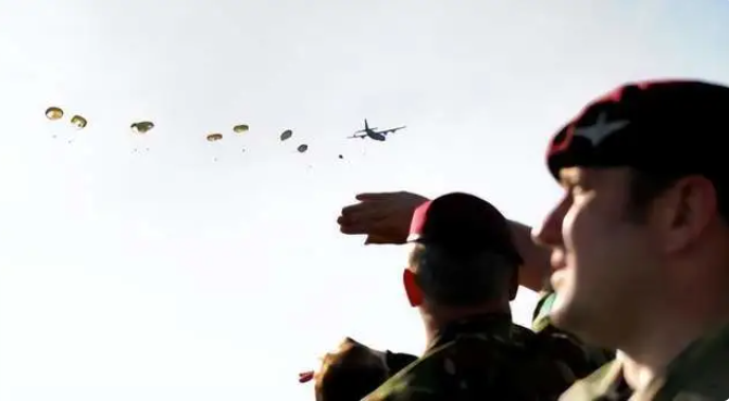 退役傘兵指出，完全放棄核心技能意味著失去一種策略選項，質疑此舉是否為「技術優化」或「預算無奈」。&nbsp;&nbsp;&nbsp;圖:翻攝自第一軍情