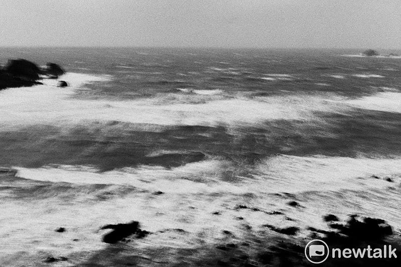 秋冬，馬祖列島刮起強勁的北風，氣溫冷冽，觀光淡季期，島上的居民回復到漁民和農民的身份，海上打魚、農地種田、曬魚乾、作老酒，日子依舊過的忙碌。&nbsp;&nbsp;&nbsp;圖：張良一/攝
