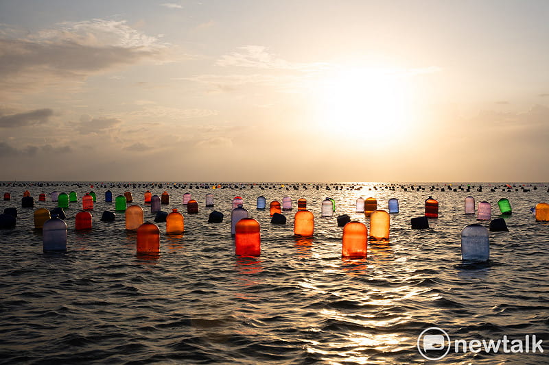 池瑞銀養殖淡菜、生蠔，他將對岸中國沿岸漂來的浮球整理再利用，用來吊掛淡菜和生蠔。夕陽下，彩色浮球發光發亮，成為馬祖四鄉五島獨特的漁業地景，也喚起社會大眾對環境污染與再生的思考與想像。&nbsp;&nbsp;&nbsp;圖：張良一/攝