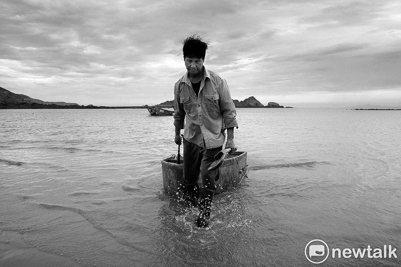 東莒大坪村民曹木水因應不同的季節風在不同的海域設置圍網捕抓時令鮮魚。夏天在北邊的福正避南風，冬天則移往南面大浦港閃避冷冽北風，『夏福正 冬大浦』因而成為東莒漁民捕魚的指引。&nbsp;&nbsp;&nbsp;圖：張良一/攝