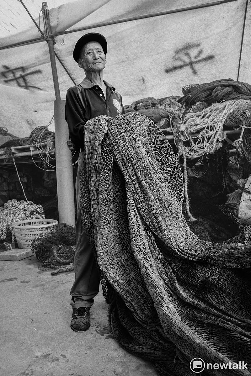  黃鵬武從小就喜歡打魚，現在已經75歲的他，仍然和他的兒子出海捕魚，同時也用口述的方式，將老祖宗的漁業智慧代代傳承。黃鵬武自己設計不同的漁網，再委託他人製作。他對於院子裡堆滿的漁網如數家珍，猶如講述馬祖過往至今的的漁業發展史，他本身更是馬祖漁業發展的見證者與活字典。 圖：張良一/攝 