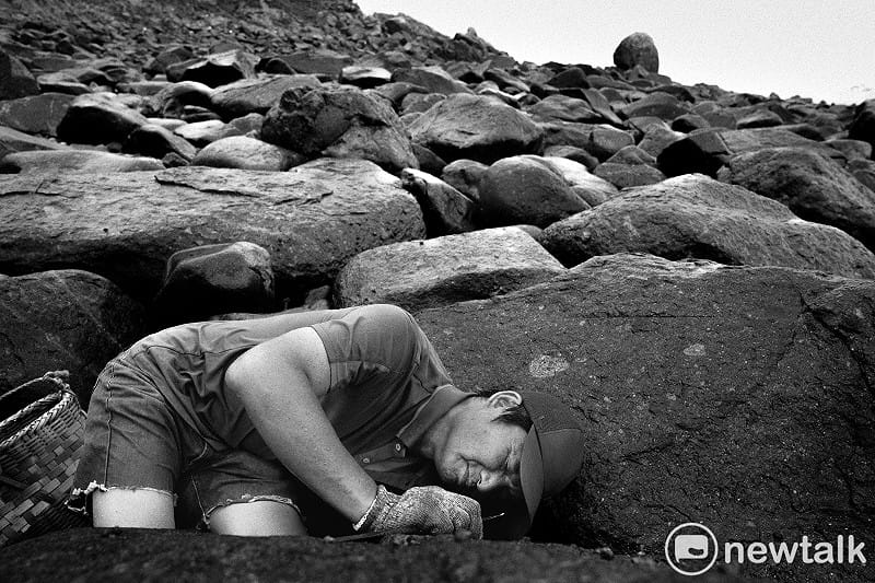  農曆15前後的大潮水，東莒福正村民鄭玉貴趁著退潮到他家對面的犀牛嶼討拓。鄭玉貴看著潮水過生活或放網或討拓，家裡的餐桌上總有一兩盤當日現抓、現採的魚鮮。 圖：張良一/攝 