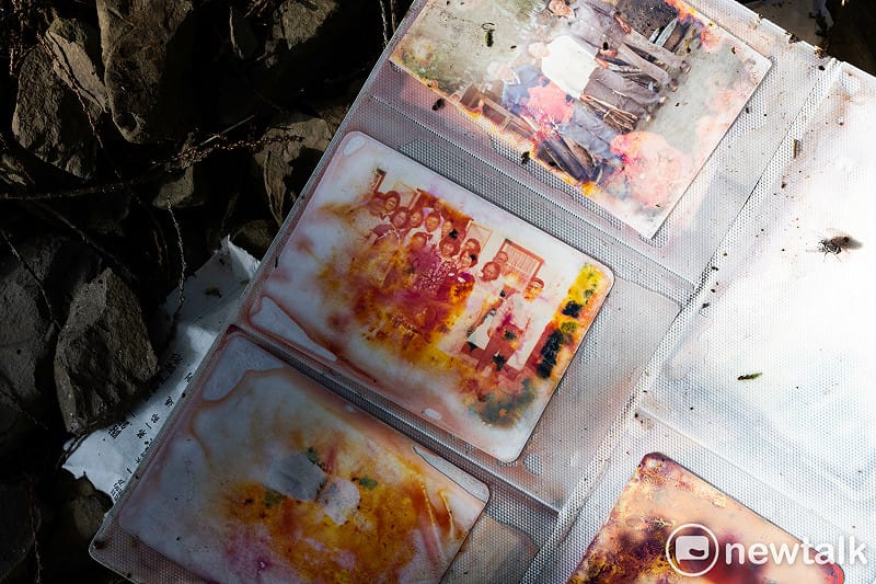 老榮民的家族影像被大雨淋得糊成一片而難以辨識。&nbsp;&nbsp;&nbsp;圖：張良一/攝