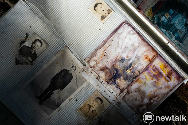 影中人少年時期著制服的學生照，青年時期的軍裝，中年過後的中山裝，三張不同時期的黑白照片並置，透露出主角不同時期的人生經歷以及生命故事。&nbsp;&nbsp;&nbsp;圖：張良一/攝