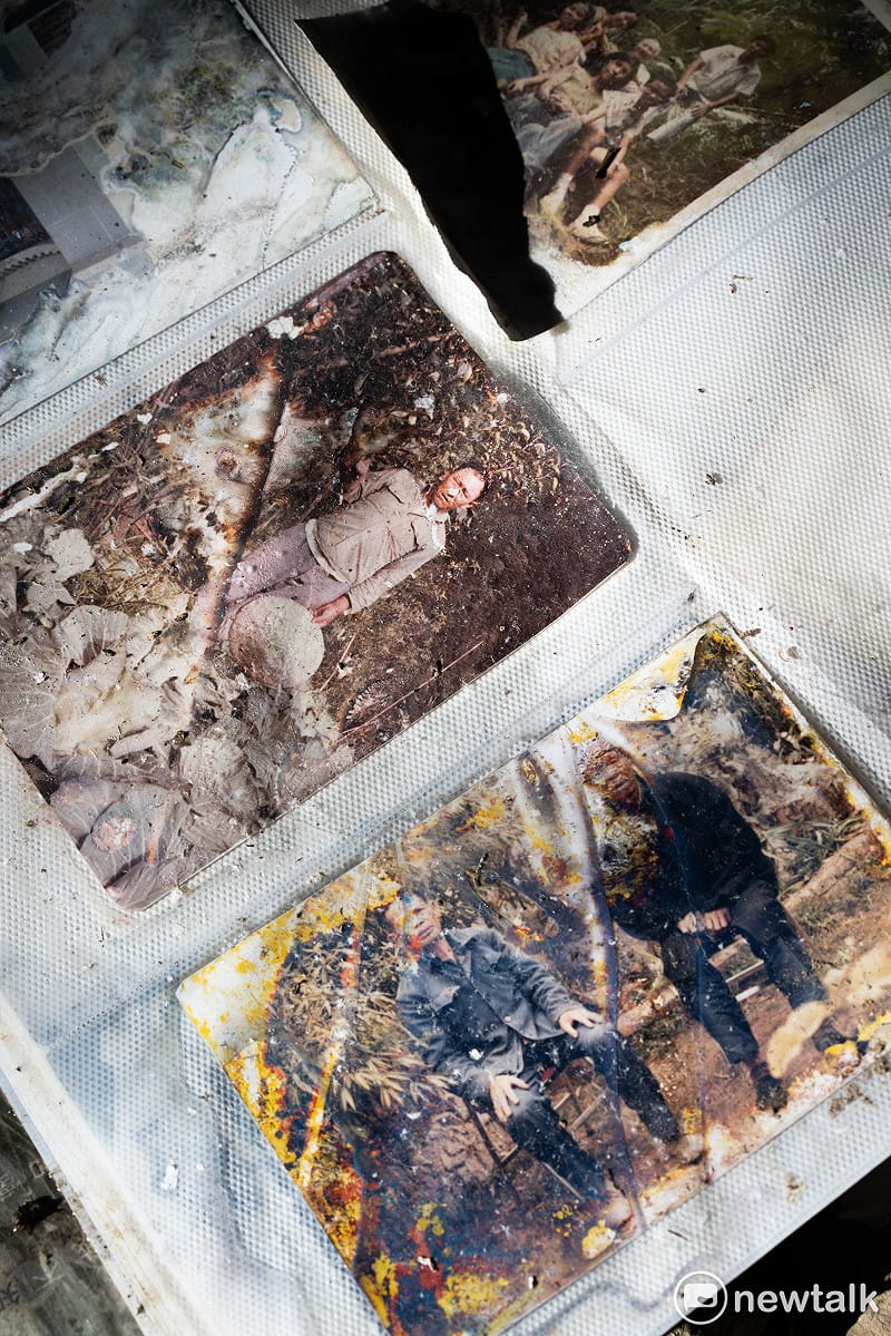 老榮民的家庭照相簿被大雨淋得糊成一片而難以辨識。&nbsp;&nbsp;&nbsp;圖：張良一/攝