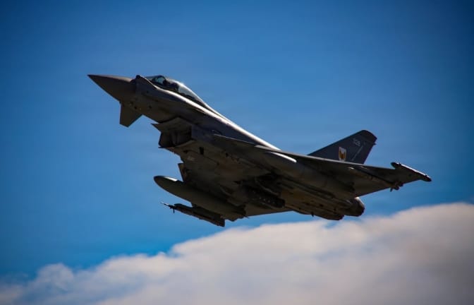  2026年2月5日，一架英國皇家空軍的「颱風」戰機在內華達州內利斯空軍基地起飛。 圖 : 翻攝自美國國防部官網 