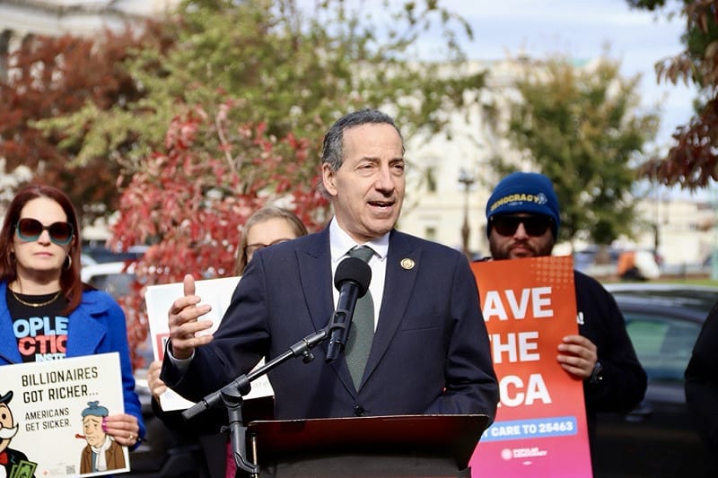  眾議員傑米·拉斯金查閱未刪減艾普斯坦檔案後指出，川普姓名在檔案中出現超過百萬次，律師團隊隱瞞內容。 圖：翻攝自 X @RepRaskin 