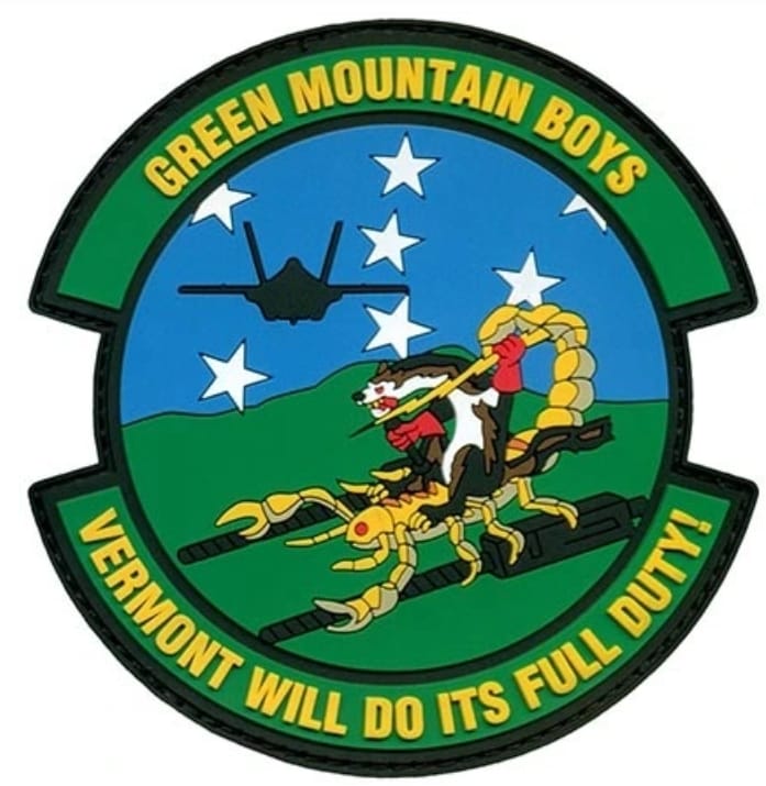 佛蒙特州第 134 戰鬥機中隊使用的一枚臂章，圖案為站在蠍子上、手持閃電的野鼬鼠（暗示任務屬性）和 F-35 戰機剪影，上方為該中隊官方綽號「綠山男孩」（GREEN MOUNT BOYS）。&nbsp;&nbsp;&nbsp;圖 : 翻攝自觀察者網