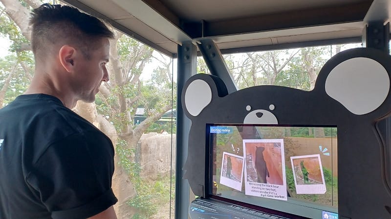 外國遊客於黑熊廊道體驗「AI智慧環境導覽系統」。&nbsp;&nbsp;&nbsp;圖：高雄市觀光局/提供