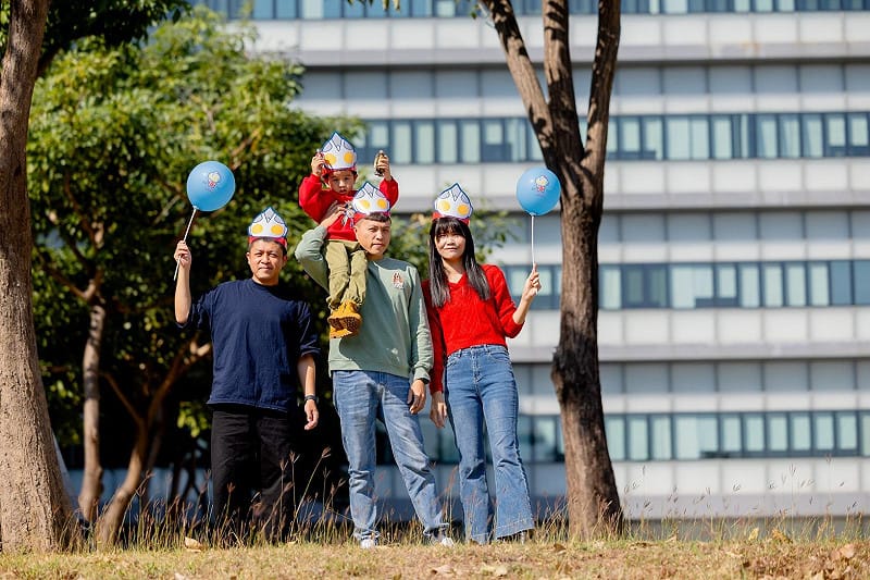 民眾符合紅、綠、藍任一色彩Dress code還能獲得超人力霸王限量頭套。&nbsp;&nbsp;&nbsp;圖：高雄市觀光局/提供
