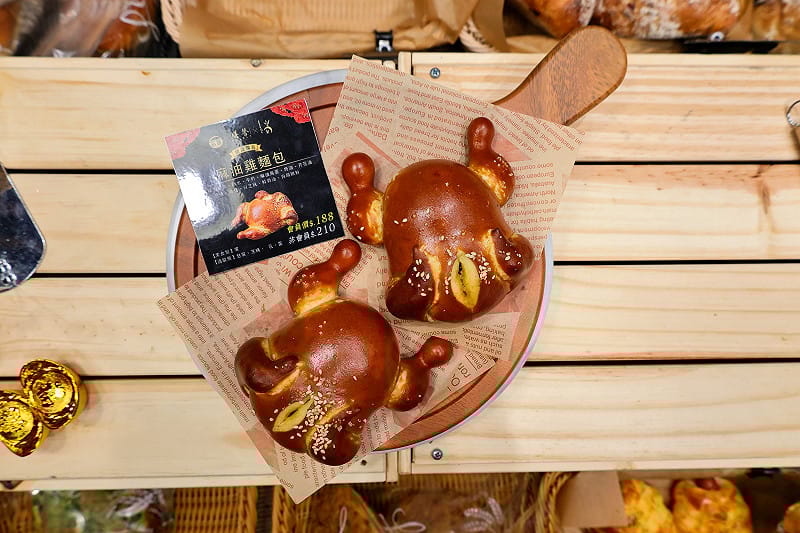 吳寶春與膳馨集團合推麻油雞麵包。&nbsp;&nbsp;&nbsp;圖：膳馨餐飲集團/提供