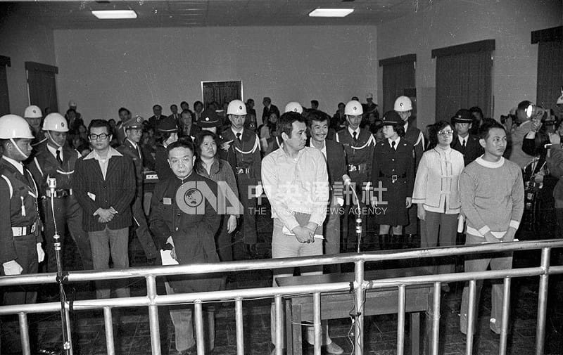 1980年3月18日美麗島軍法大審，七名被告左起張俊宏、黃信介、陳菊、姚嘉文、施明德、呂秀蓮、林弘宣到庭。（中央社檔案照片）&nbsp;&nbsp;&nbsp;