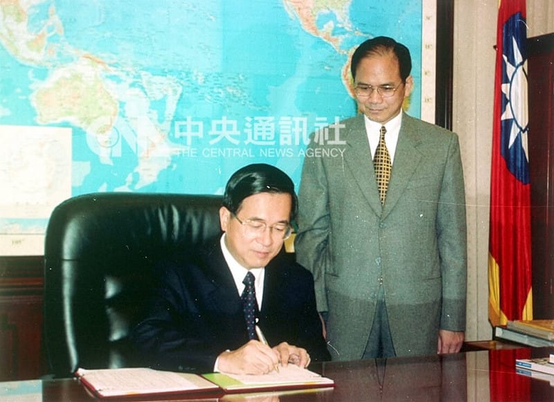 時任總統陳水扁（左）89年12月8日簽批拒服兵役之宗教良心犯、曾茂興案、蘇炳坤案等二十一人特赦令。（中央社檔案照片）&nbsp;&nbsp;&nbsp;