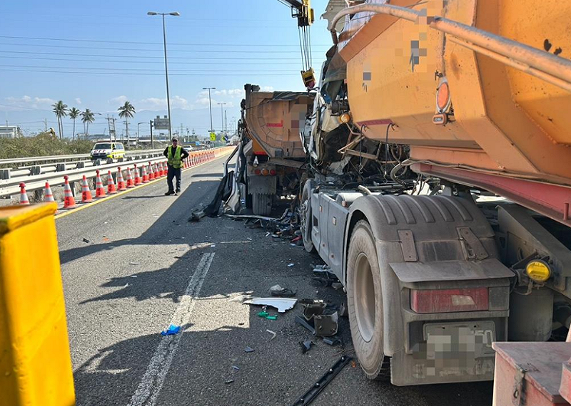 曳引車不慎追撞釀成3車連環追撞事故，肇事駕駛傷重身亡。&nbsp;&nbsp;&nbsp;圖：警方提供