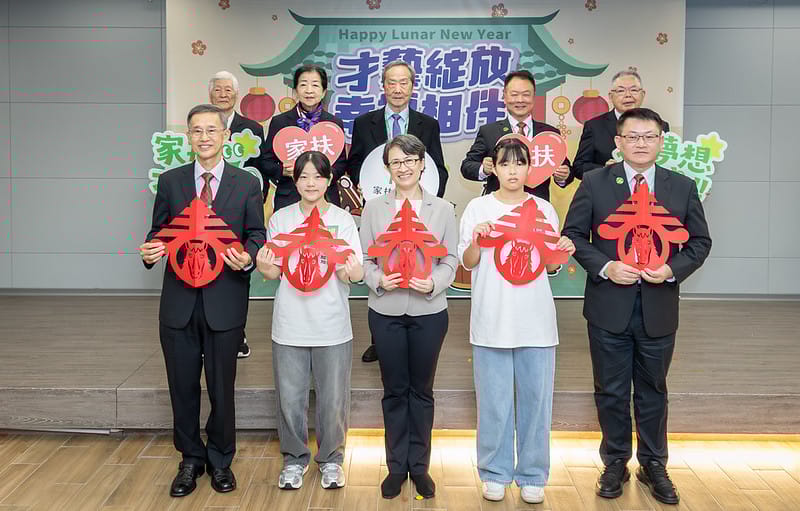  蕭美琴與現場貴賓一起進行剪紙迎春活動。 圖：總統府／提供 