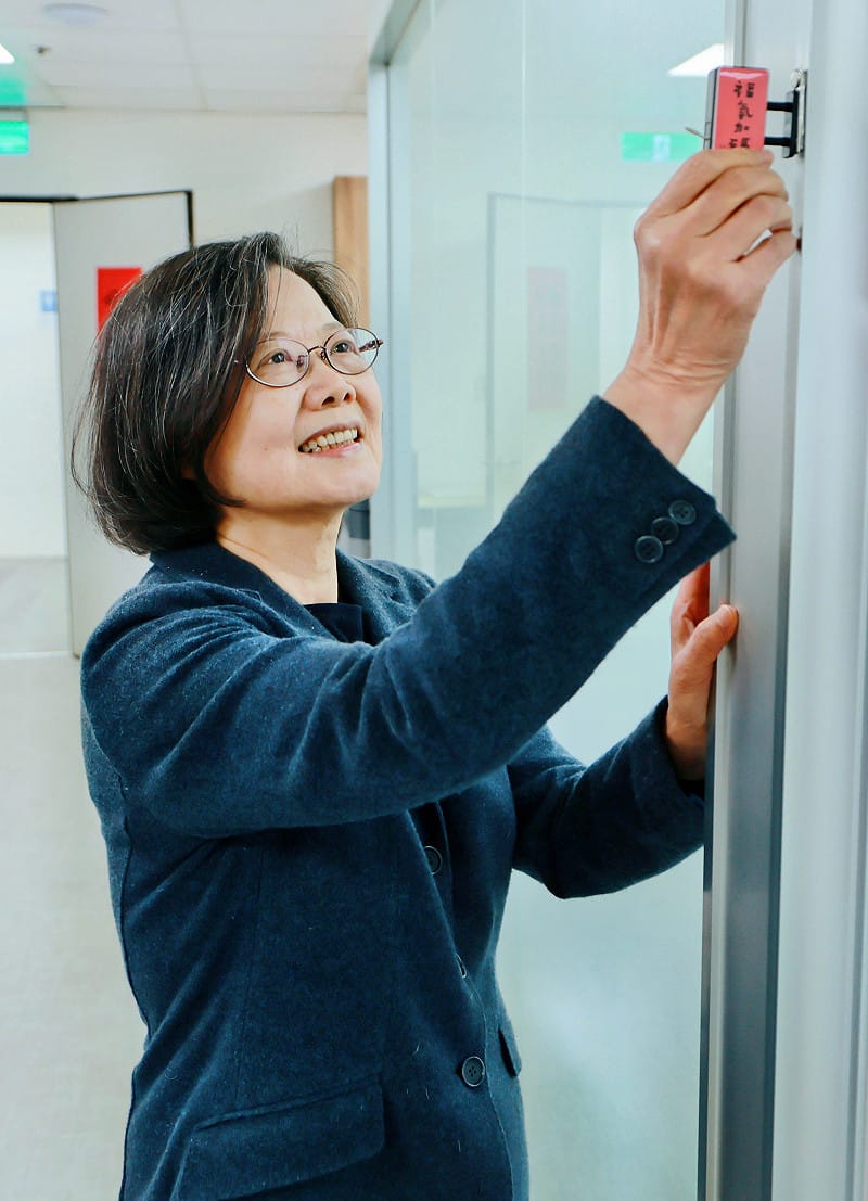 蔡英文掛上「福氣加碼」小燈箱。 圖:蔡英文辦公室提供 蔡英文掛上「福氣加碼」小燈箱。 圖:蔡英文辦公室提供