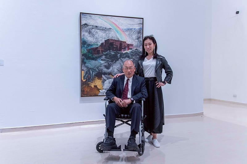 黃才郎(左)與女兒黃之千於作品〈彩虹—雨後高美館〉前合照。&nbsp;&nbsp;&nbsp;圖：高雄市立美術館/提供