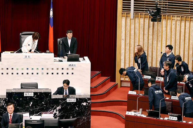 陳其邁率市府團隊鞠躬感謝議會的監督與支持。&nbsp;&nbsp;&nbsp;圖：高雄市議會/提供