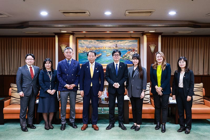 藤川隆夫(左四)率團拜會高雄市政府，與陳其邁(右四)就半導體、觀光、教育、智慧城市治理及直航等議題交換意見。&nbsp;&nbsp;&nbsp;圖：高雄市行國處/提供