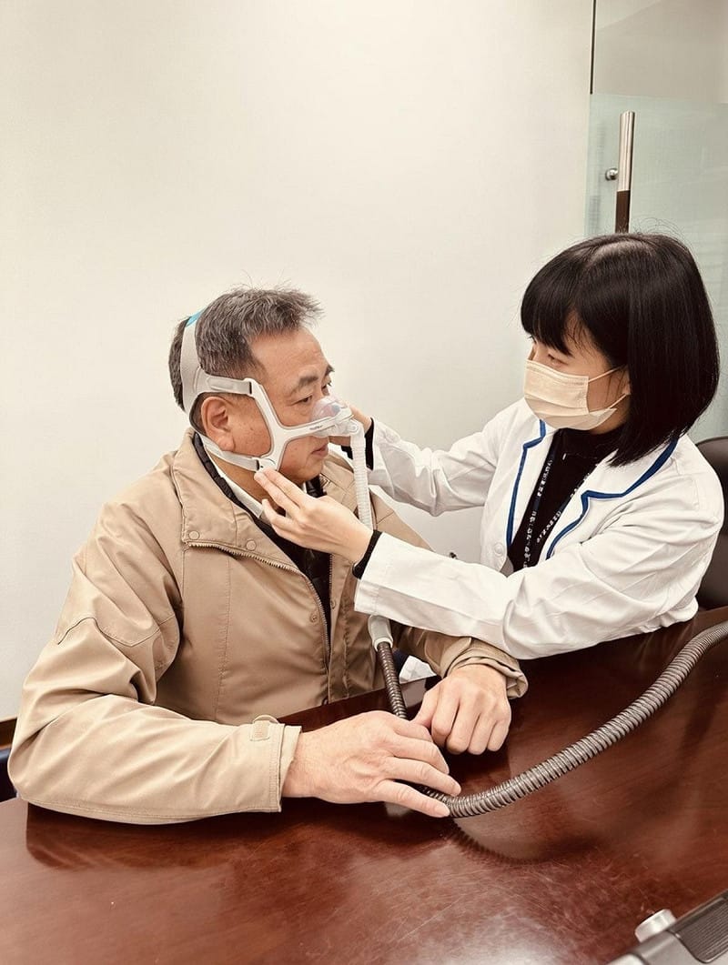 睡眠呼吸輕症可透過側睡戒菸酒改善，中重度則以配戴持續性正壓呼吸器 (CPAP) 維持呼吸道暢通。&nbsp;&nbsp;&nbsp;圖：恩主公醫院／提供
