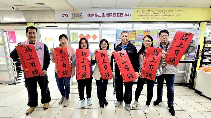 東協友善店家致贈盧市長春聯，互道新年快樂。&nbsp;&nbsp;&nbsp;圖：台灣勞工大聯盟/提供